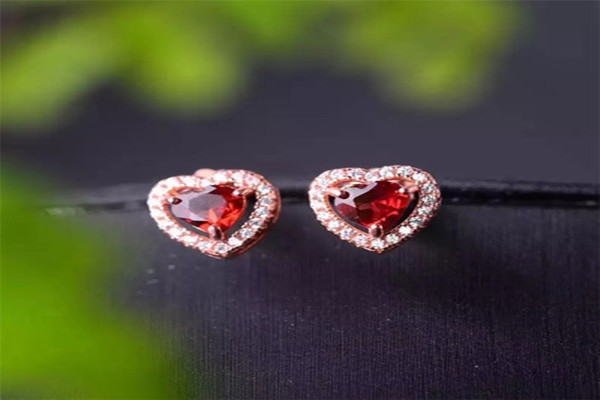 请选择红宝石耳环 请注意什么样的红宝石耳环有什么样式